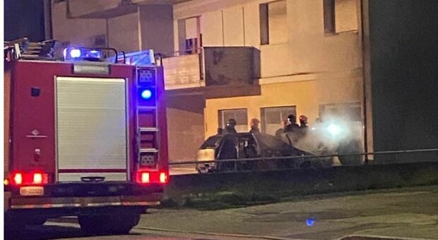 Blitz di fuoco, un’auto data alle fiamme a Civitanova. Trovata una bottiglietta contenente benzina