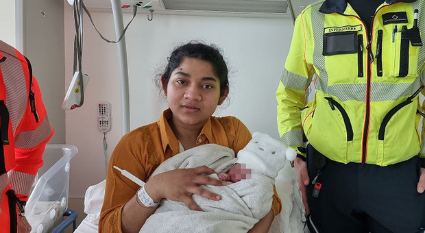 Corsa verso l'ospedale ma non fanno in tempo, la bimba nasce a bordo dell'ambulanza: «Si è messa subito a piangere»