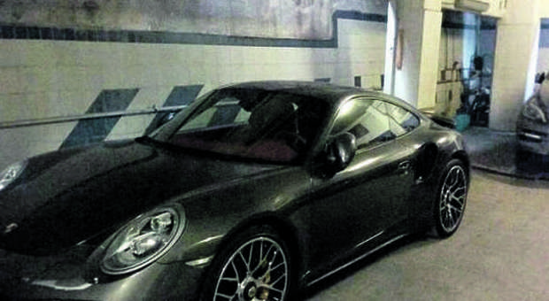 Sgozzato a Roma, la vittima «era un tipo taciturno e raffinato, girava in Porsche»