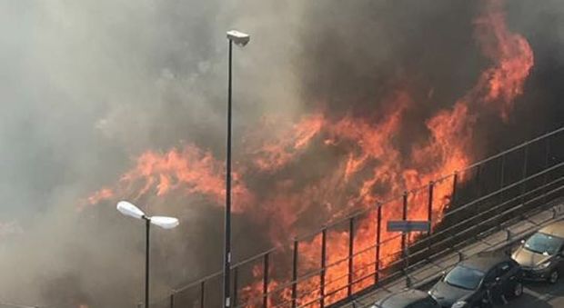 Paura a Napoli, maxi incendio a ridosso della tangenziale Evacuati due edifici I Video