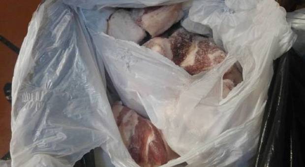 Roma, sequestrati 30 chili di carne e pesce in un ristorante sulla Cassia: multato il proprietario