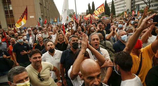 Alitalia, lavoratori diretti alla sede Ita bloccano la Roma-Fiumicino: «Corteo di auto a passo d'uomo»