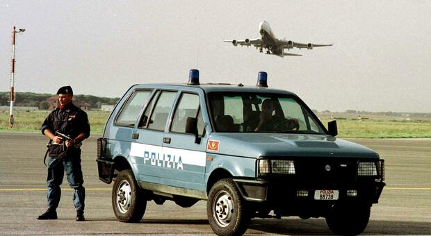 Polizia in aeroporto (foto di archivio)