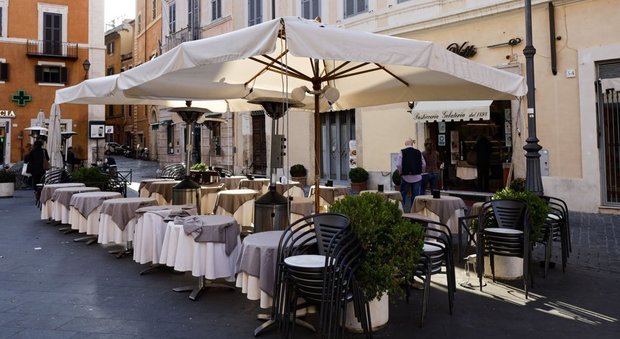 Fase 2 Roma, tavolini e banchi sui marciapiedi: «Spazi extra anche ai negozi»