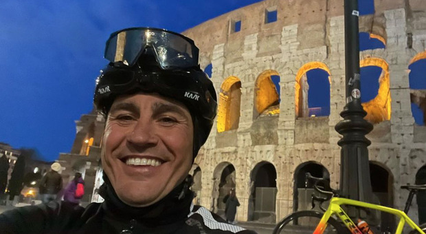 Fabio Cannavaro dalla panchina alla bici: da Napoli a Roma in sette ore e selfie col Colosseo