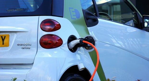 Auto elettrica, Motus-E: nel 2021 i punti di ricarica crescono del 35%