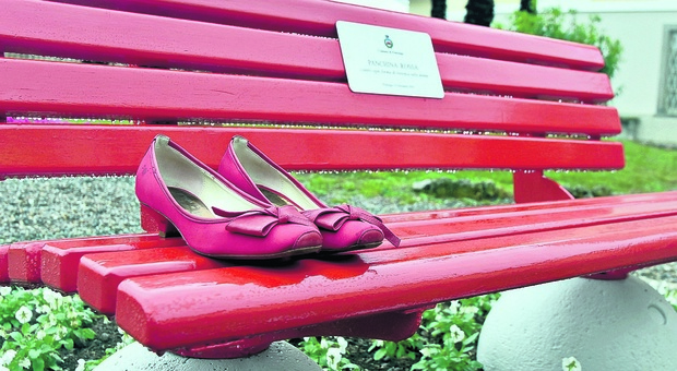 Panchina e scarpe rosse contro la violenza sulle donne