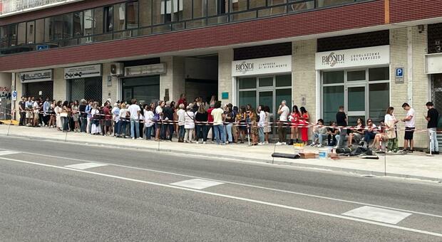 Che fila ad Ancona per i casting della serie tv "Leopardi" di Sergio Rubini. Si cercano uomini e donne dai 18 ai 70 anni