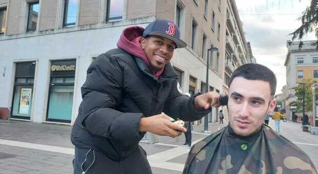 Terni, Carlos, il barbiere che taglia i capelli per strada gratis: «Tutti hanno una storia da raccontare»