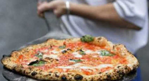 Pizzaioli in Italia: 4 su 10 sono stranieri. Coldiretti: vacanti oltre seimila posti
