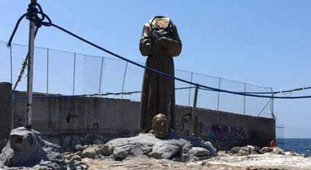 Sconcerto a Castellammare, decapitata la statua di Padre Pio | Foto
