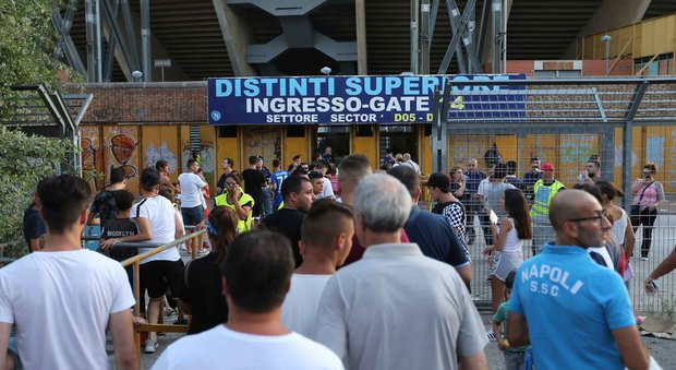 Il Napoli alza i prezzi per la prima contro il Milan curve a 40 euro