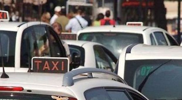 Taxi abusivi e irregolari a Napoli: turisti nel mirino, raffica di multe