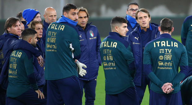 Mancini e i giocatori azzurri (foto Gino Mancini)