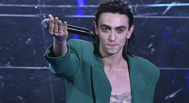 Michele Bravi, lacrime sul palco di Sanremo: come amuleto le fedi dei nonni