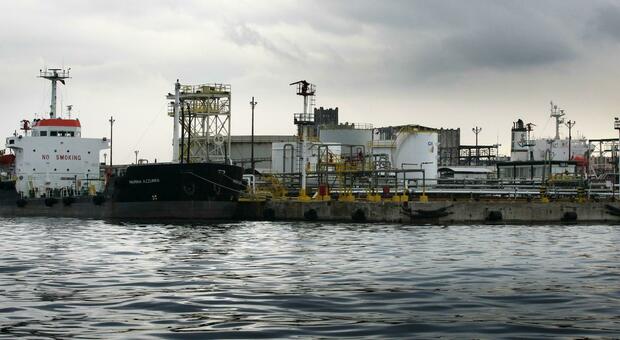 Gas, deposito al Porto di Napoli, nuovo no dell’Autorità: «Residenti in pericolo»