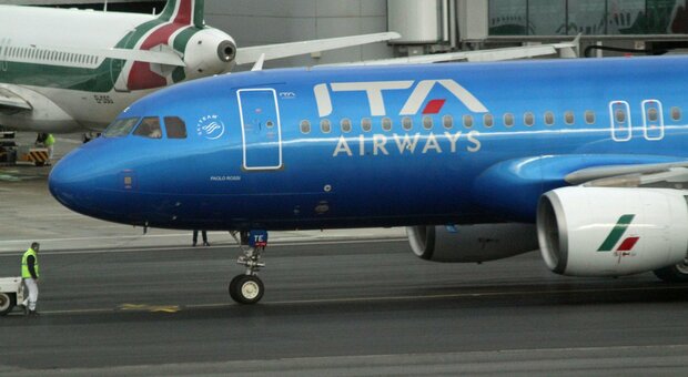 Un aereo di Ita Airways in partenza dall'aeroporto di Fiumicino
