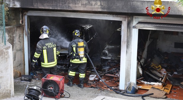 Incendio in un garage a Dueville: due auto e delle bombole di gpl inghiottite dalle fiamme