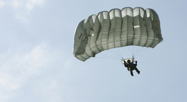 Vercelli, paracadutista si schianta al suolo e muore: errore di manovra