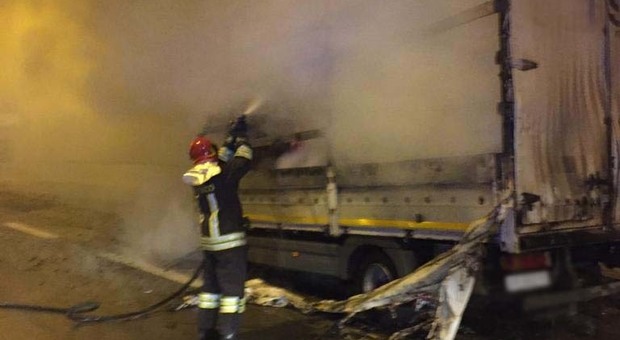 Serravalle, il camioncino prende fuoco nella galleria: paura sulla Statale 77