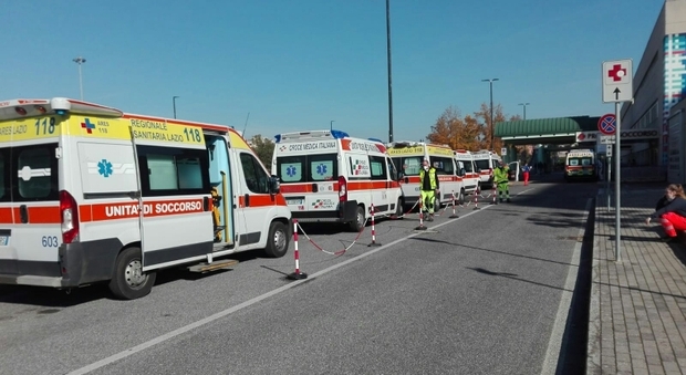 Covid, ambulanze con sospetti casi a bordo in fila al pronto soccorso: ore di attesa a Roma e Foggia