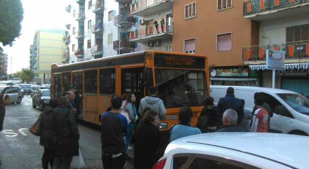 «Niente transito per la periferia», cittadini esasperati bloccano un autobus a Marano. Intervengono i carabinieri