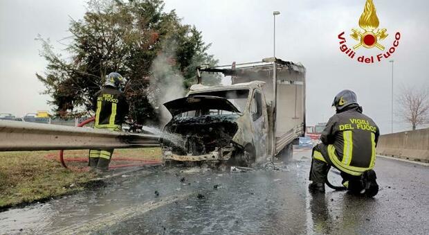 furgone in fiamme in Tangenziale a Verona