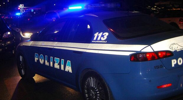 Ancona, ucraina aggredisce tutti in via Flaminia: si scaglia contro il suo ex (e la nuova fidanzata) e poi attacca i poliziotti. Foto generica