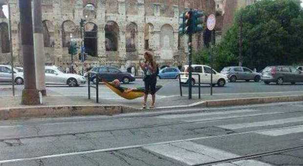 Sull'amaca davanti al Colosseo, la foto fa il giro del web e scoppia la polemica