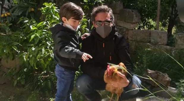 Mazingazeta torna a casa: il piccolo Antonio riabbraccia la sua gallina