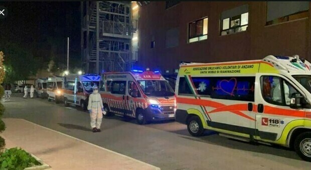 Foggia, un'altra terribile foto simbolo: ambulanze con sospetti casi Covid a bordo in fila al pronto soccorso
