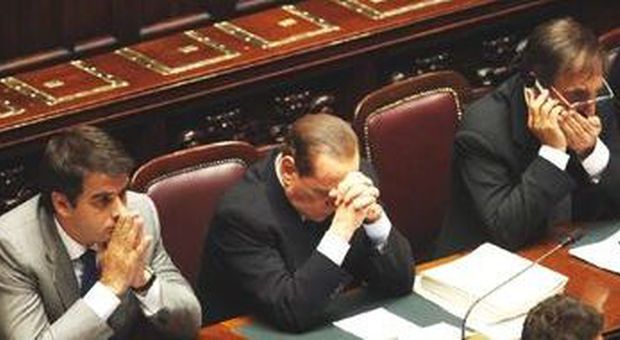 Berlusconi tra La Russa e Fitto durante il voto per l'arresto di Papa