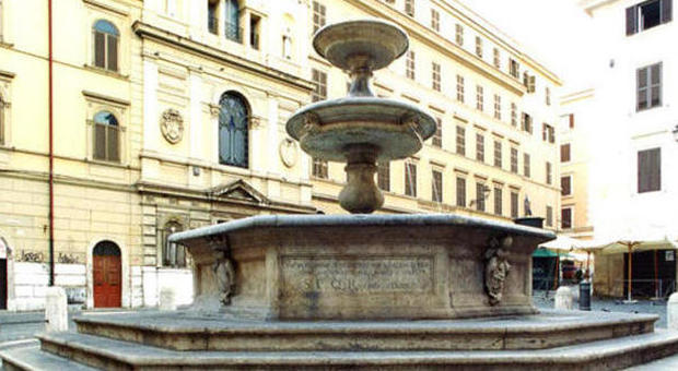 Fanno il bagno nudi nella fontana del quartiere Monti: multati turisti francesi