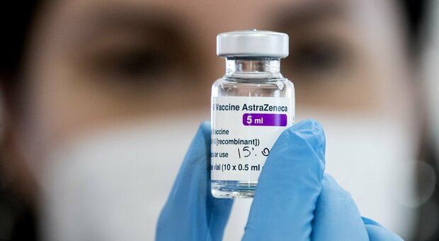 Vaccini, medici: solo 10 dosi a settimana e malati indietro scotti. AstraZeneca con limiti, poi ad altri