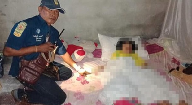 Thailandia, bimba di 9 anni trovata morta nel suo letto: sotto il materasso c'era un cobra di due metri