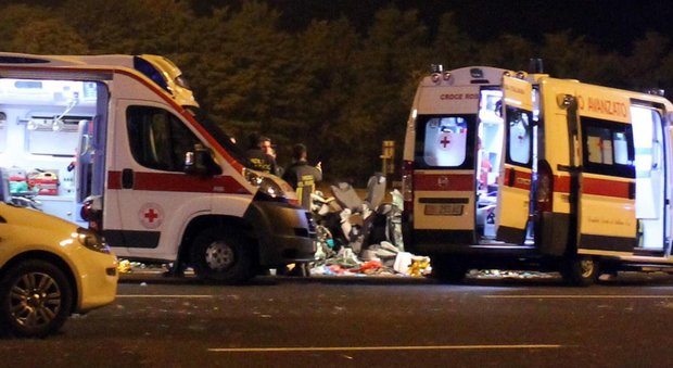 Camionista slovacco ubriaco travolge un'auto al casello e fugge: morti i genitori, gravi i 3 bimbi