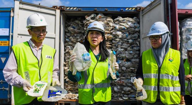 «No al bullismo ambientale», la Malesia rispedisce tonnellate di plastica a Usa e Cina
