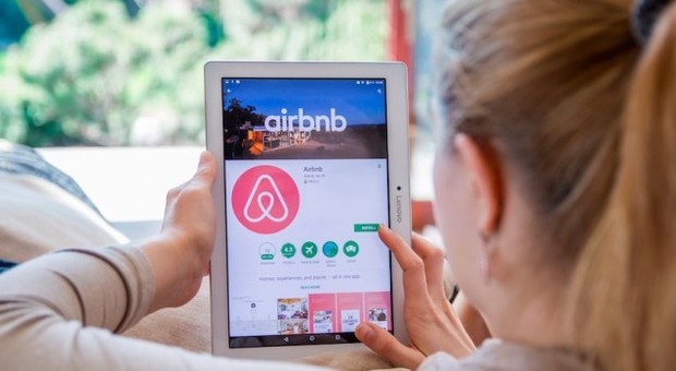Milleproroghe, il Pd vuole la stretta anti Airbnb. Iv: norma sbagliata