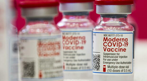 Vaccino anti Covid, Moderna: «Efficace anche contro le varianti». Si studia la terza dose o il "booster"