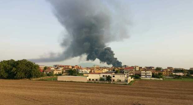 Maxi incendio in una fabbrica di caffé: nube nera avvolge il Casertano