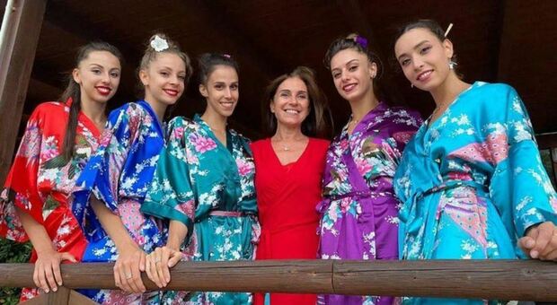 Alessia Maurelli, 24 anni, di Occhiobello, prima da destra con le altre Farfalle azzurre indossano il tradizionale kimono giapponese