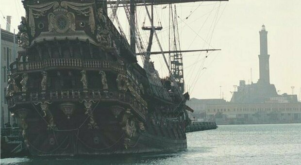 Genova, uomo cade in mare e muore davanti al galeone del film dei pirati