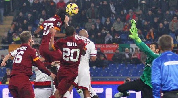 Roma-Milan 0-0, Juventus a 3 punti Gervinho spreca, rossoneri in dieci Rigore negato per un mani di De Jong