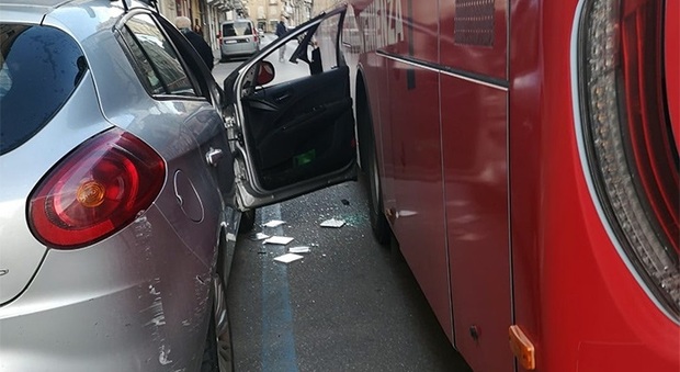 San Benedetto, bus contro lo sportello: banale incidente manda il traffico in tilt