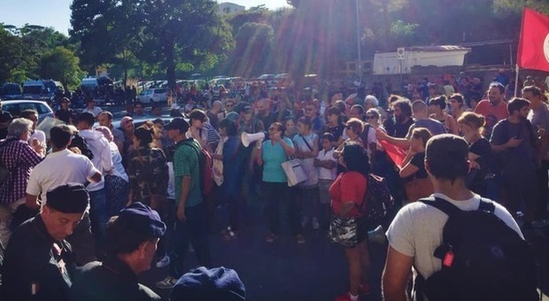 Sgombero a Primavalle, manifestanti tentano occupazione: interviene la polizia