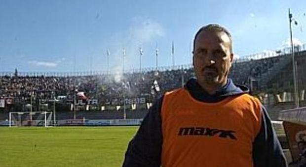 Il tecnico Mario Petrone durante una partita dell'Ascoli al Del Duca