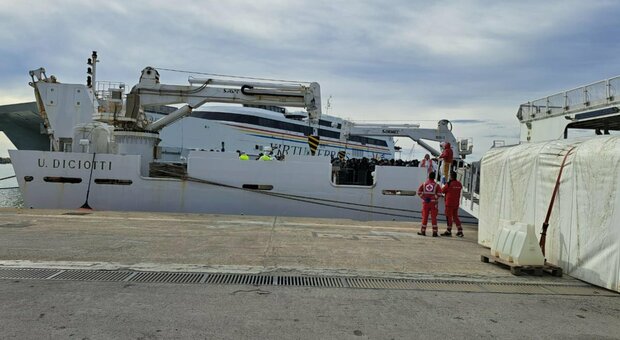 Migranti, la nave Diciotti è sbarcata a Pozzallo con 305 persone a bordo: molte erano in stato di ipotermia