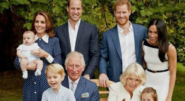 Incoronazione Re Carlo: nella foto ufficiale c'è il principe Harry e Meghan Markle