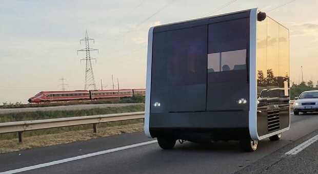 Next, il bus del futuro debutta in autostrada da Padova a Milano: un cubo nero su 4 ruote