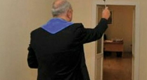 Il dirigente impedisce al parroco la benedizione pasquale: il caso parte dalle Marche e arriva in Parlamento